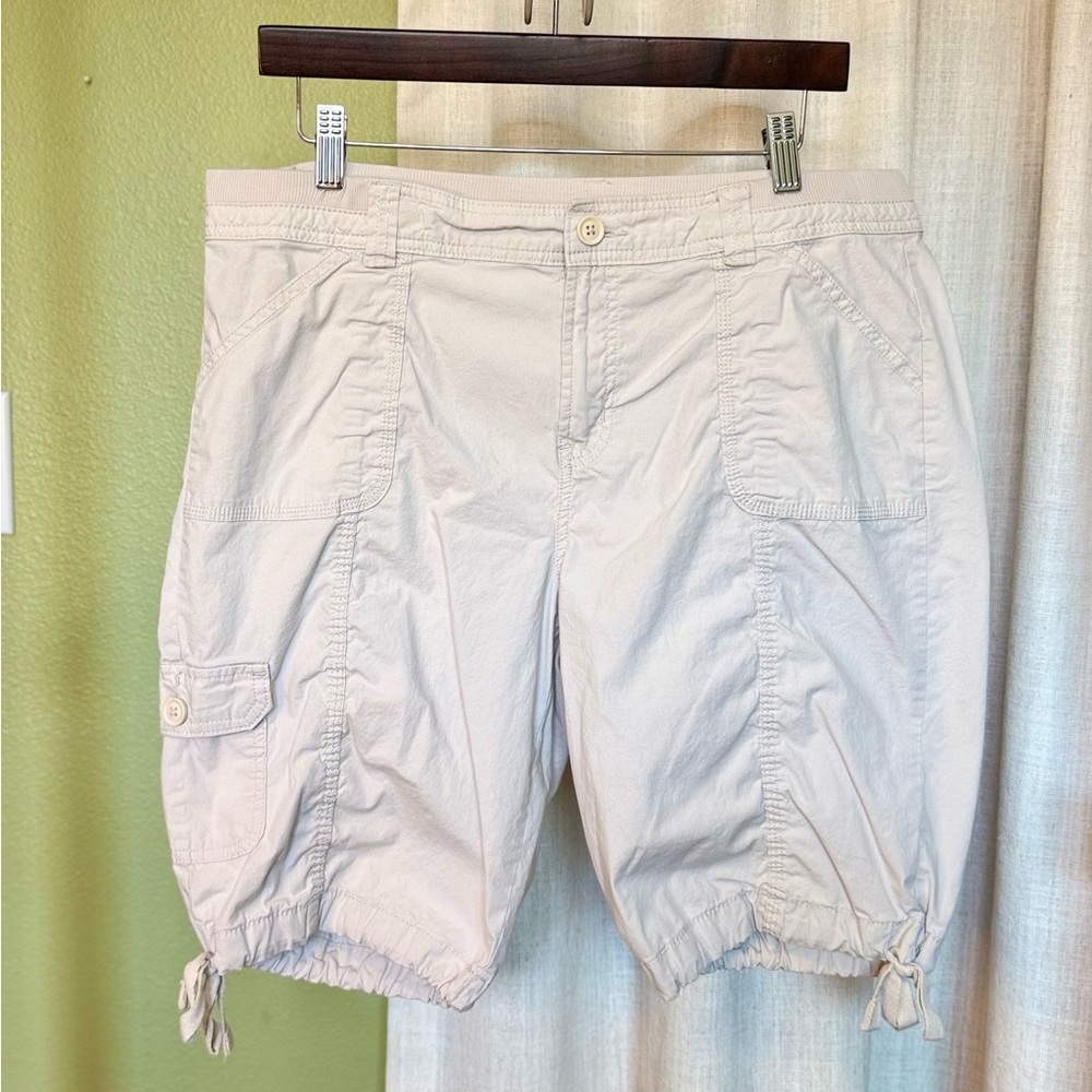 🌸St. JOHN’S BAY pre-owned Light Beige Cargo Shorts. Size 14. WSHORTS04.